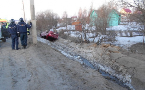 В Сыктывкаре в кювет вылетел «Логан», в котором было два молодых парня и три девушки