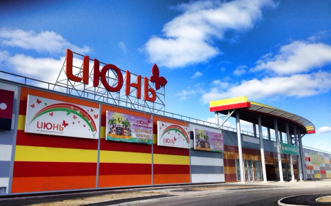 Сыктывкарцы сообщили, что возле торгового центра полицейские жестоко избили двух подростков