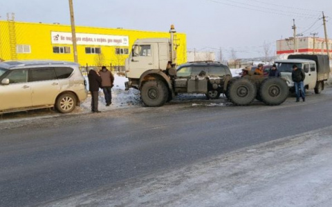 В Коми «КамАЗ» протаранил «Ниссан» и «Тойоту», а потом в него влетел УАЗ (фото)