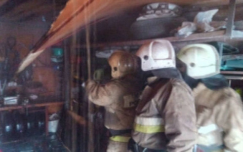 В частном автосервисе в Сыктывкаре сгорели «Фиат» и «Ниссан»