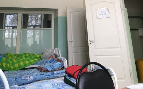 В сыктывкарской больнице родителям предлагают спать стоя (фото)