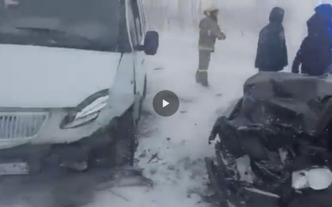 Появилось видео с места ДТП, которое произошло из-за страшной пурги в Коми