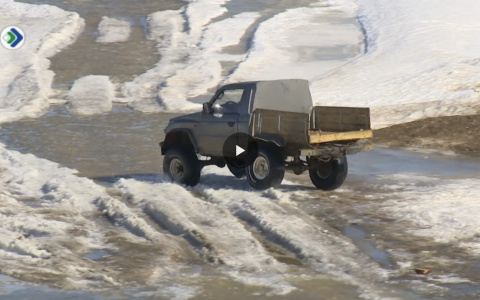 Появилось видео, как в Сыктывкаре пьяный водитель на самодельном авто форсировал реку