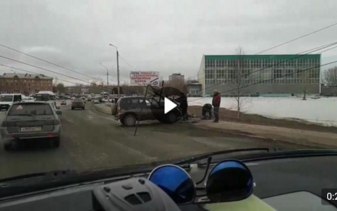 В Коми водитель «Шевроле» ушел от одной аварии, но попал в другую (видео)