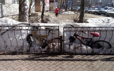 В центре Сыктывкара из-под снега появились два дорогих велосипеда (фото)