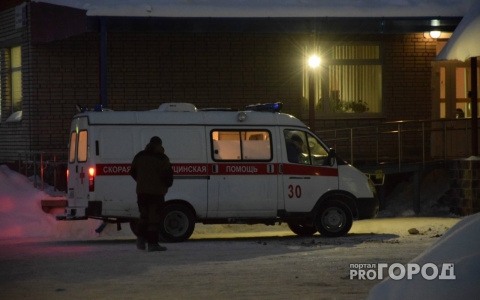 В центре Сыктывкара в грязи намертво застряла машина скорой помощи