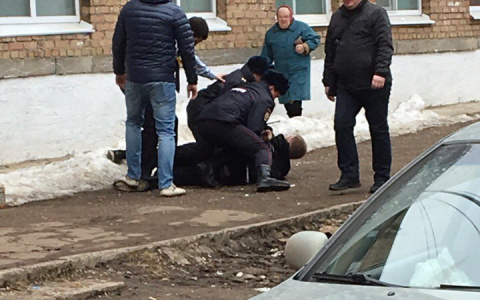 В центре Сыктывкара мужчина лежал на земле и кричал, чтобы его убили (фото)