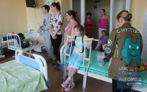 Сыктывкарские студенты вместе с детьми из больницы смастерили стаю птиц