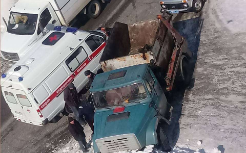В Коми 9-летний мальчик попал под мусоровоз (фото)