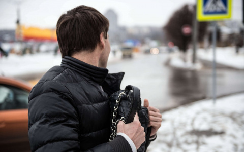 В центре Сыктывкара у всех на виду лежала барсетка с крупной суммой денег