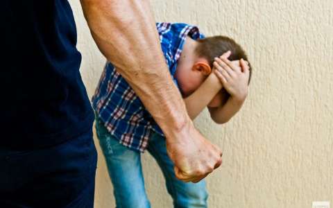 В Коми отец и мать издевались над своими детьми