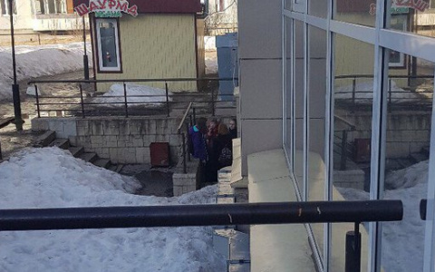 В центре Сыктывкара девочки-подростки пили алкогольные коктейли (фото)