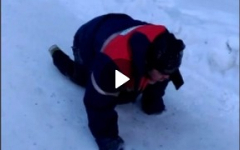 «Он пугает детей!»: жительница Коми сняла на видео, как по улицам ползает мужчина