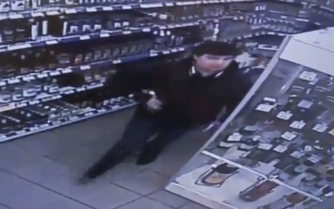 В Коми мужчина украл из магазина водку, но попал в объектив камеры