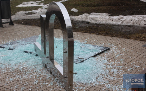 Появились фото с места в Сыктывкаре, где разбили памятник рублю