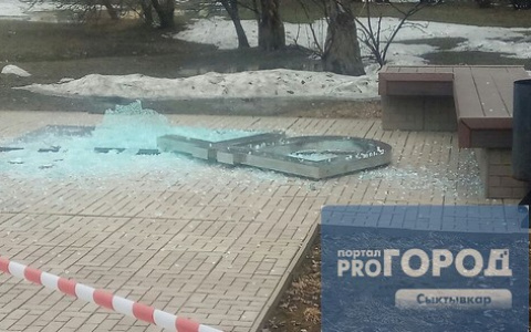 В Сыктывкаре разбили памятник рублю (фото)