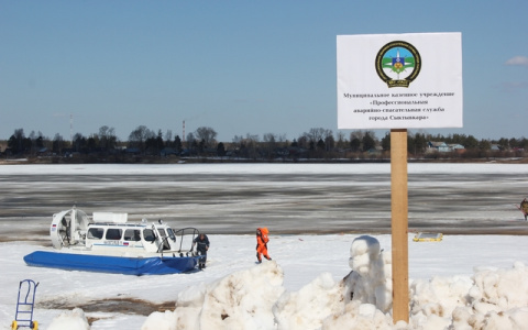 Сыктывкарским спасателям сообщили, что на Вычегде под лед провалились люди