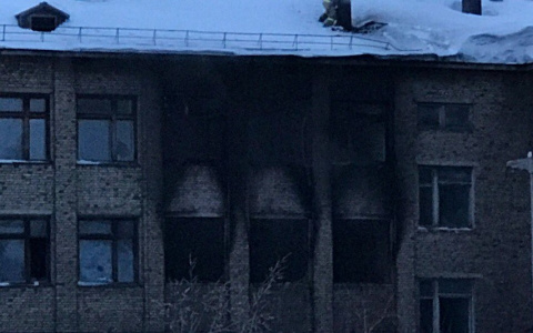 В Коми с крыши школы свисал труп мужчины (фото)