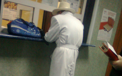 В Коми заметили эпатажного мужчину, который круглый год ходит в белом костюме