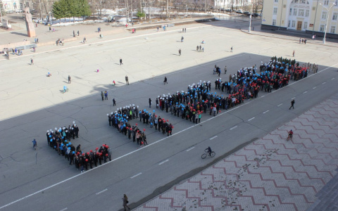 В Сыктывкаре молодежь выстроилась в слово «Спасибо» в честь Дня Победы (фото, видео)