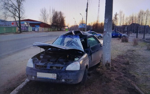 У пивзавода в Сыктывкаре два 20-летних парня влетели в столб на «Приоре» (фото)