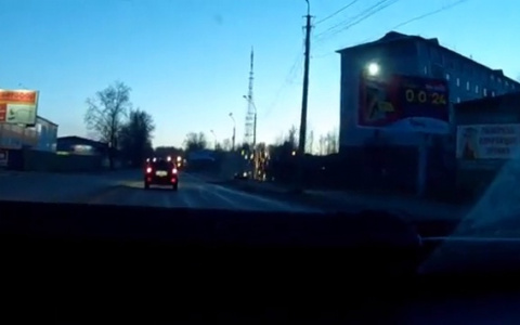 Камера засняла, как «Приору» «намотало» на столб у сыктывкарского пивзавода