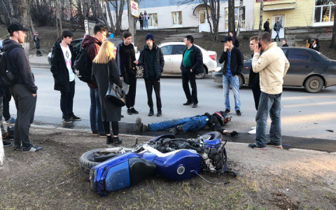 В центре Сыктывкара мотоциклист без прав сбил подростка и вылетел на асфальт (фото)