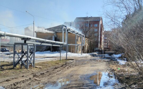 В Сыктывкаре загорелся двухэтажный жилой дом (фото)