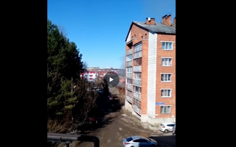 Появилось видео, как полыхает деревянный жилой дом в Сыктывкаре