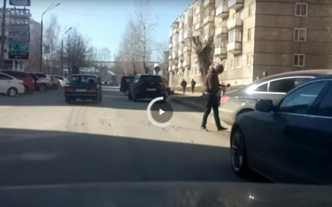 В Сыктывкаре «Фольксваген» вылетел на обочину в метре от тротуара (видео)