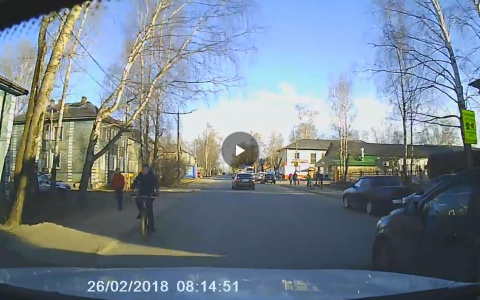 «Да вы офигели!»: сыктывкарец возмущен выходками детей на велосипедах (видео)