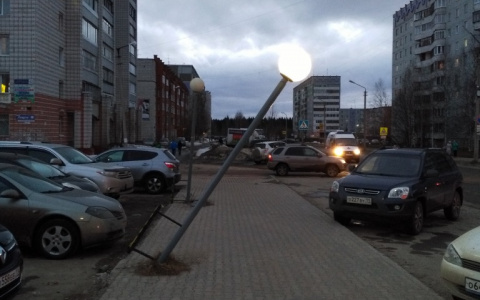 Житель Сыктывкара увидел в городе «пьяный» фонарь (фото)