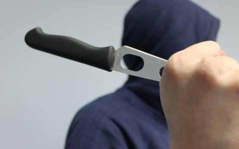 В Коми мужчина располосовал двух женщин ножом и пытался перерезать себе горло