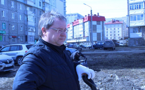 На субботнике випы Сыктывкара чистили снег и убирали окурки (фото)