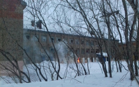 В Коми загорелась школа, в которой произошло самоубийство (фото)