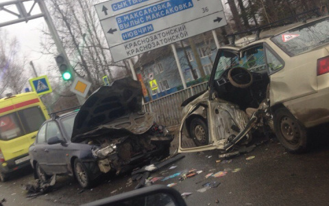 Возле детского сада в Сыктывкаре лоб в лоб столкнулись иномарки (фото)