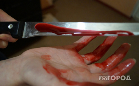 В Коми прохожие обнаружили на улице мужчину, истекающего кровью