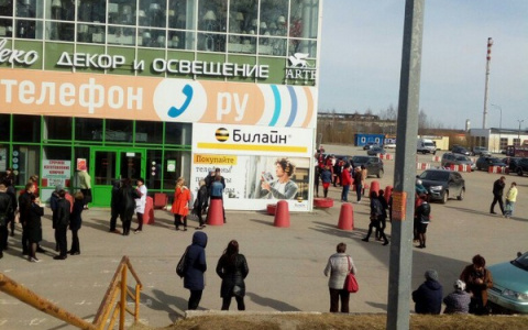 В Сыктывкаре эвакуировали гипермаркет «МебельГрад» (фото)