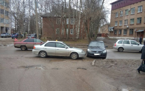 В Сыктывкаре в ДТП пострадал 5-летний малыш, которого везли в такси (фото)