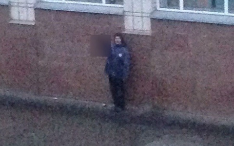 В Сыктывкаре мужчина 2 часа стоял с вытянутой рукой и кричал фашистские лозунги