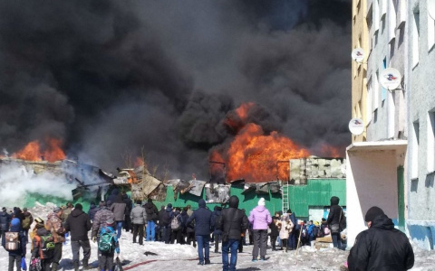 В Коми полыхает магазин автозапчастей: город в дыму, очевидцы слышали взрывы (фото, видео)