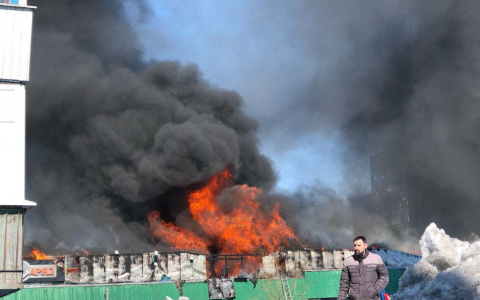 Сильнейший пожар в Коми: жильцы домов выбегали на улицу с животными на руках (видео)