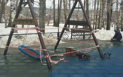 В Сыктывкаре необычные качели в Кировском парке не дают покоя вандалам (фото)