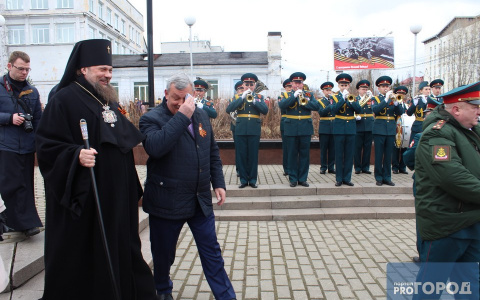 Глава Коми расплакался во время возложения цветов в честь Дня Победы (фото)