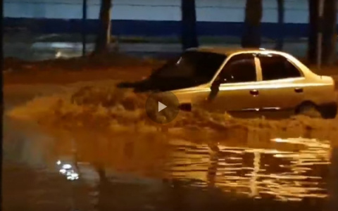 В Сыктывкаре затопило улицу, авто ездят по фары в воде (видео)