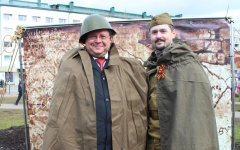 На 9 Мая мэр Сыктывкара Валерий Козлов примерил плащ-палатку и каску (фото)