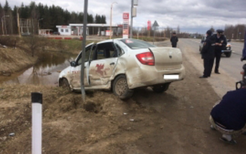 На трассе в Коми такси влетело в грузовик (фото)