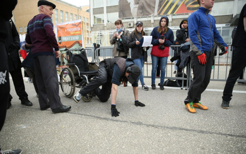 Инвалид-колясочник вместе с жителями Сыктывкара отжался 26 тысяч раз