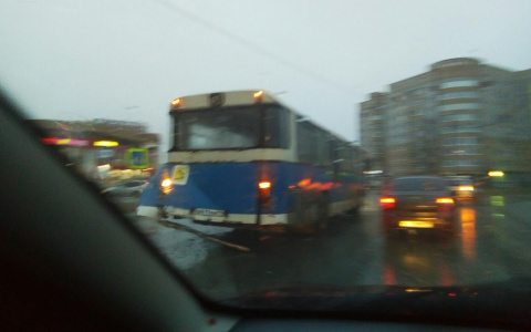 В Сыктывкаре легковушка протаранила автобус (видео)