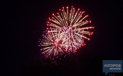 В завершение Дня Победы в небо над Сыктывкаром взмыли 450 залпов салюта